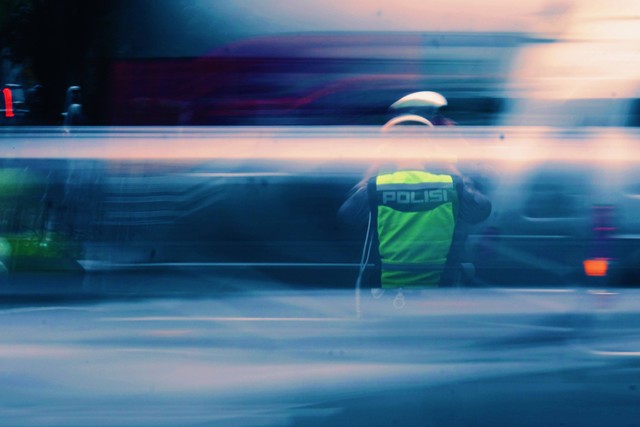 Puisi pendek tentang polisi penuh makna. Foto: Unsplash/Tusik Only