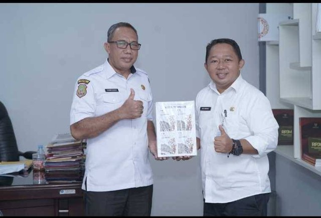 Kepala Bappelitbangda Kota Ternate, Rizal Marsaoly saat menerima plakat. Foto: Istimewa