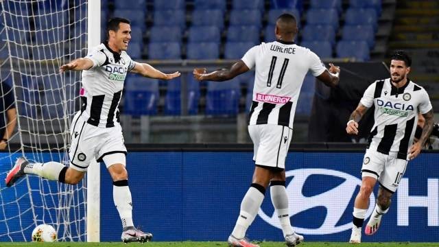 Pemain Udinese Kevin Lasagna (kiri) berselebrasi setelah mencetak gol selama pertandingan sepak bola Serie A Italia, melawan Roma di stadion Olimpiade, Roma Foto: ANDREAS SOLARO/AFP