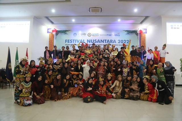 Foto Bersama Peserta Festival Nusantara (Foto: Tim Humas UMKT)
