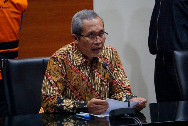 Wakil Ketua KPK Alexander Marwata saat memaparkan Rijatono Lakka (RL) sebagai tersangka kasus dugaan suap dan gratifikasi yang menjerat Gubernur Papua Lukas Enembe, di Gedung KPK, Jakarta, Kamis (5/1/2023). Foto: Jamal Ramadhan/kumparan