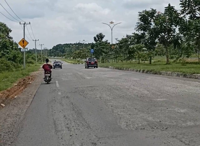 Kondisi Jalan Terusan Ryacudu yang rusak, Pemprov Lampung berjanji segera memperbaiki. | Foto : Galih Prihantoro/ Lampung Geh