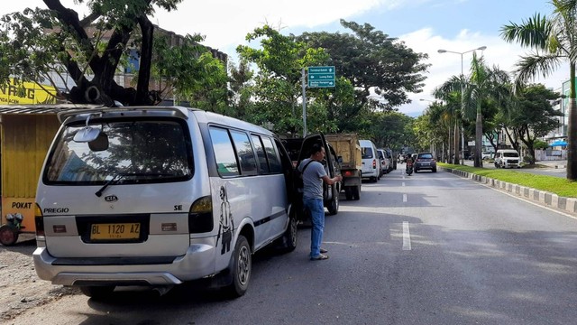 Antrean BBM Solar di SPBU Lueng Bata, Banda Aceh, Kamis (5/1/2023). Foto: Habil Razali/acehkini 