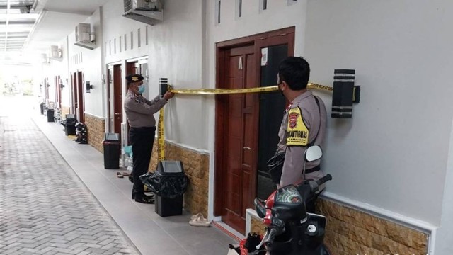 Polisi memasang garis polisi di lokasi ditemukannya mahasiswa yang meninggal dalam kamar kos di Bantul, Kamis (5/1/2023). Foto: istimewa