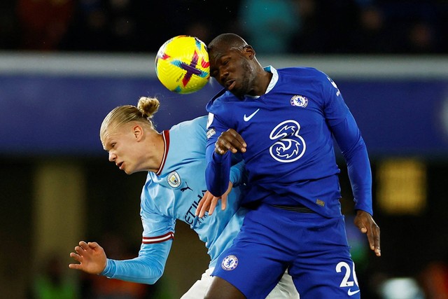 Pemain Chelsea Kalidou Koulibaly berebut bola dengan pemain Manchester City Erling Braut Haaland pada pertandingan lanjutan Liga Inggris di Stamford Bridge, London, Inggris. Foto: John Sibley/REUTERS