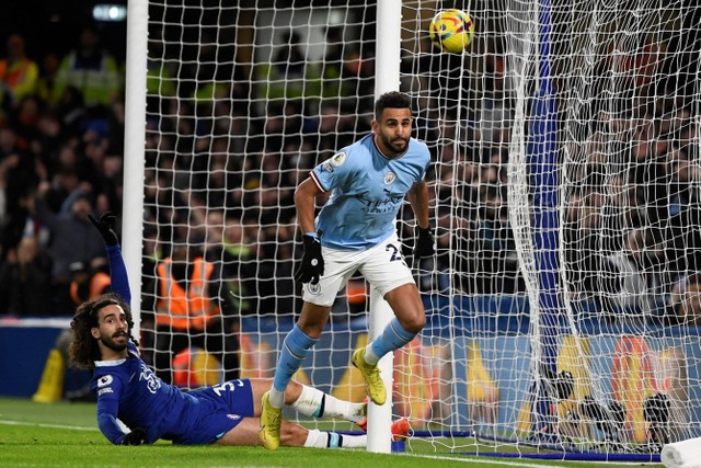 Selebrasi pemain Manchester City Riyad Mahrez usai mencetak gol ke gawang Chelsea pada pertandingan lanjutan Liga Inggris di Stamford Bridge, London, Inggris. Foto: Tony Obrien/REUTERS