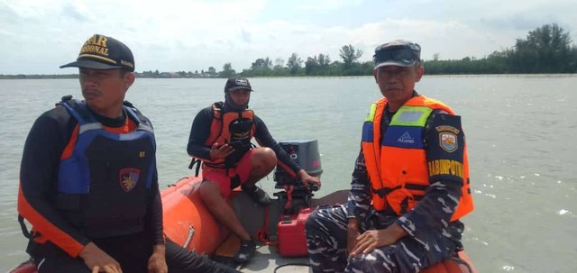 Tim SAR gabungan masih terus melakukan upaya pencarian terhadap pemancing yang hilang di Lampung Timur. | Foto : Basarnas Lampung