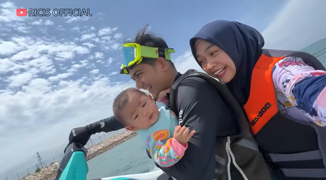 Ria Ricis Teuku Ryan ajak anak naik jetski. Foto: YouTube