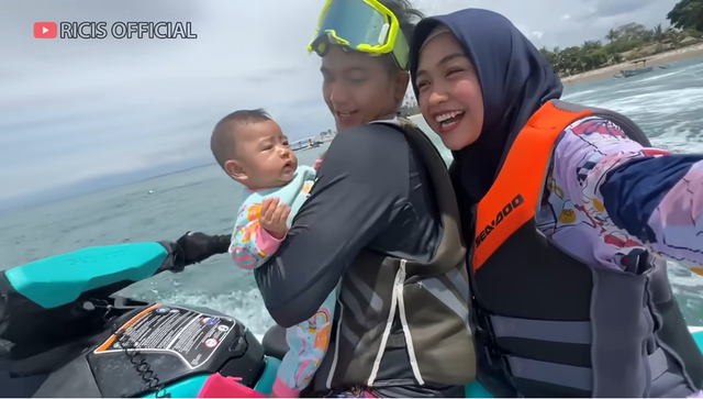Ria Ricis Teuku Ryan ajak anak naik jetski. Foto: YouTube