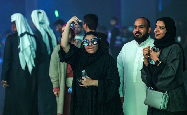 Peserta menari selama festival musik MDLBEAST Soundstorm 2022 di Banban, Riyadh, Arab Saudi, (1/12/2022). Foto: Fayez Nureldine/AFP