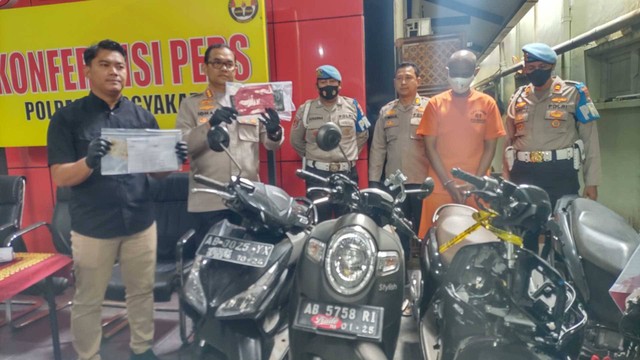 Polisi meringkus GN (42) maling motor di Yogyakarta. Dia memanfaatkan kelengahan masyarakat yang tak mengunci setang motornya. Foto: Arfiansyah Panji Purnandaru/kumparan