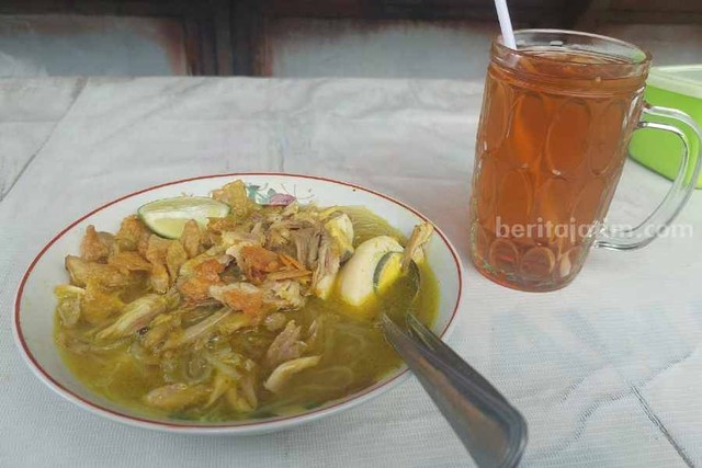 Soto Ayam CJDW, menu soto khas Surabaya yang dilengkapi irisan keripik kentang (Foto: Wahyu Hestinindiah/beritajatim.com)