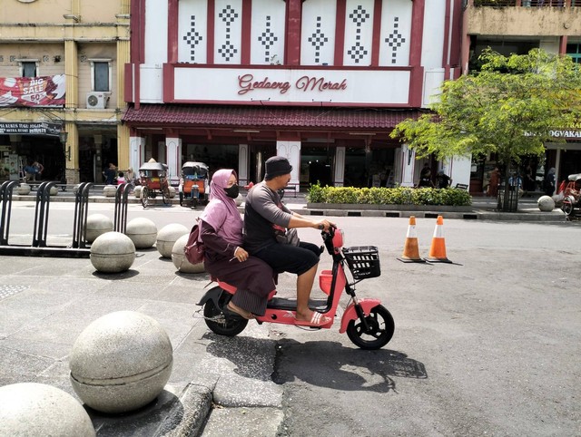 Wisatawan memakai skuter listrik di Kawasan Malioboro, Yogyakarta, Jumat (6/1/2023). Foto: Erfanto/Tugu Jogja