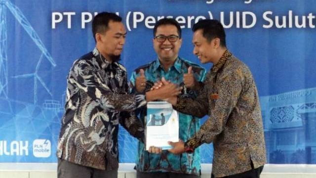 Serah terima jabatan posisi Manager PLN UP3 Tahuna dari Eko Riduwan ke Muhammad Taufik, disaksikan GM PLN UID Suluttenggo, JA Ari Dartomo (tengah)