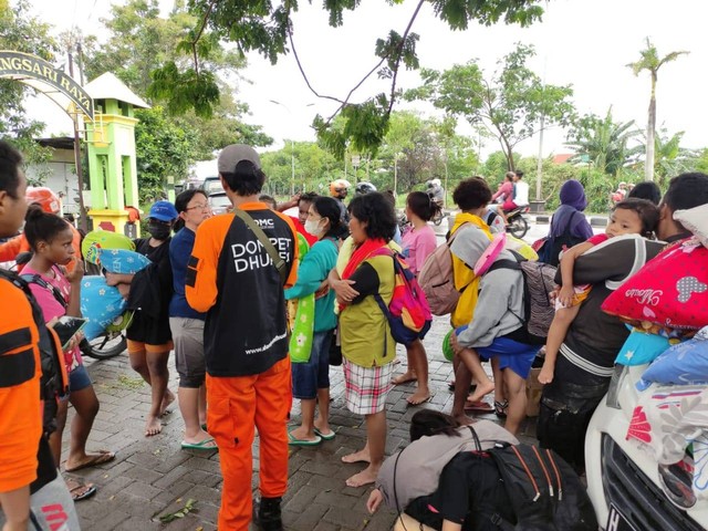 Dompet Dhuafa Jawa Tengah memberikan bantuan kepada penyintas banjir di Semarang (Senin, 2/1/2023)