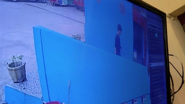 Rekaman CCTV memperlihatkan seorang remaja yang mencuri uang kotak amal di masjid SPBU Kali Mamuju. Foto: Istimewa