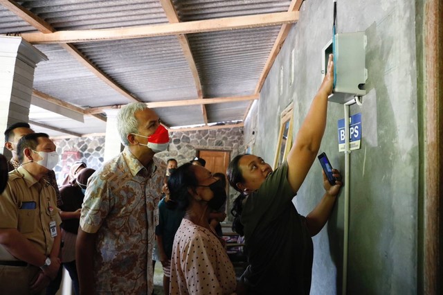 Gubernur Jateng Ganjar Pranowo meninjau program listrik gratis dari Pemprov Jateng.  Foto: Dok. Istimewa