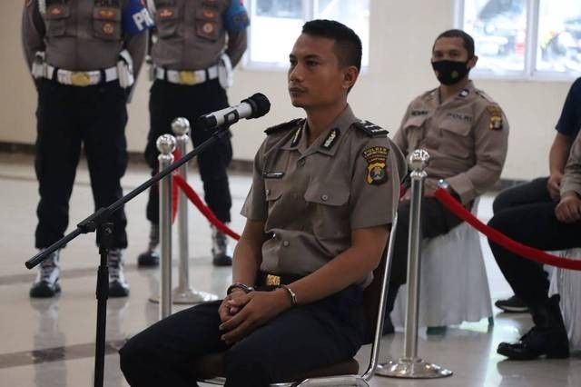 Rudi Suryanto tersangka kasus polisi tembak polisi saat menjalani sidang Komisi Kode Etik Polri (KKEP). Ia resmi dipecat dari anggota Polri pada (9/9) lalu. | Foto : dok Humas Polda Lampung