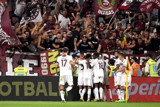 Selebrasi pemain Salernitana usai mencetak gol ke gawang Juventus pada pertandingan lanjutan Liga Italia di Allianz Stadium, Turin, Italia. Foto: Alberto Lingria/REUTERS