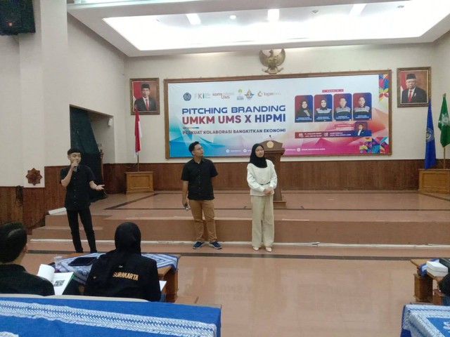 Proses presentasi strategi bradning UMKM Binaan oleh mahasiswa Ilmu Komunikasi UMS di hadapan para panelis dari HIPMI Cabang Surakarta, Kamis (5/1/2023). Sumber foto: Risqi Sonjaya