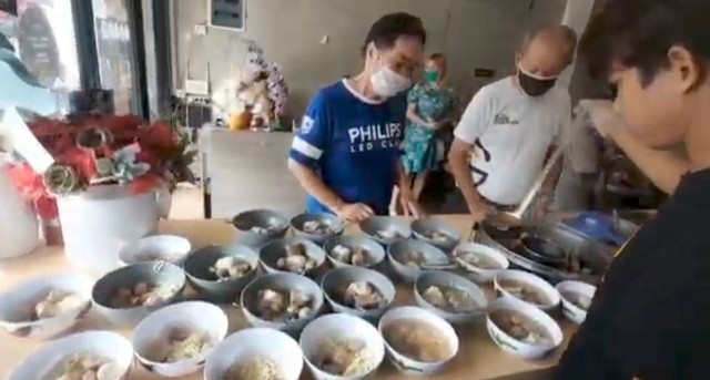 Tahun Baru, Pemilik Bakso di Surabaya Bagikan Ribuan Bakso Gratis Selama 5 Hari