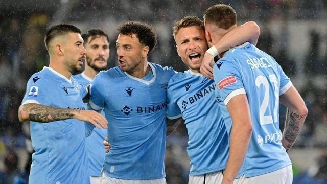 Pemain Lazio Ciro Immobile merayakan gol pertama mereka bersama rekan satu timnya saat hadapi AC Milan di Stadio Olimpico, Roma, Italia, Minggu (24/4/2022). Foto: Alberto Lingria/REUTERS