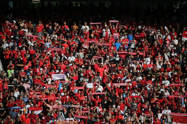 Suporter pendukung Timnas Indonesia saat bertanding melawan Timnas Vietnam dalam pertandingan Semi final Piala AFF 2022 Leg ke - 1 di Stadion Utama gelora Bung Karno (SUGBK), Jakarta, Jumat (6/1/2023). Foto: Aditia Noviansyah/kumparan