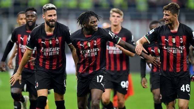 Pemain AC Milan Rafael Leao, Matteo Gabbia dan Olivier Giroud melakukan selebrasi usai pertandingan hadapi Juventus di Stadion San Siro, Milan, Italia, Sabtu (8/10/2022). Foto: Daniele Mascolo/REUTERS