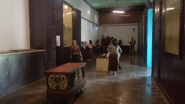 Museum Keraton Solo tengah dibersihkan oleh abdi dalem sebelum dibuka untuk wisatawan pada Sabtu (07/01/2023). FOTO: Fernando Fitusia