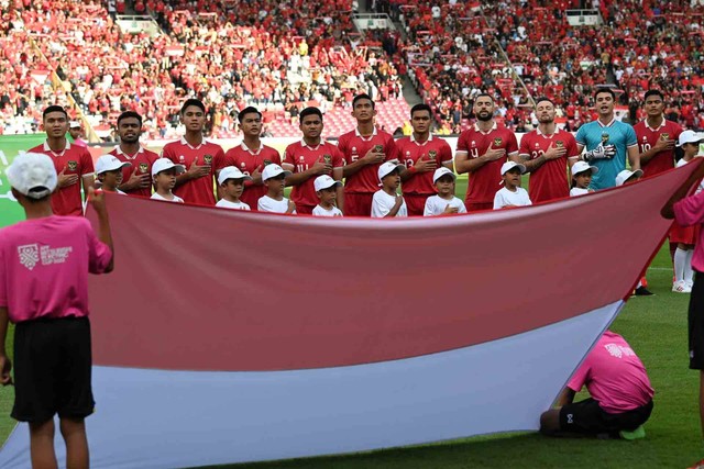 Pesepak bola timnas Indonesia menyanyikan lagu kebangsaan Indonesia Raya sebelum bertanding melawan timnas Vietnam pada laga leg 1 semifinal Piala AFF 2022 di Stadion Utama Gelora Bung Karno (SUGBK), Jakarta, Jumat (6/1/2023). Foto: Aditya Pradana Putra/ANTARA FOTO