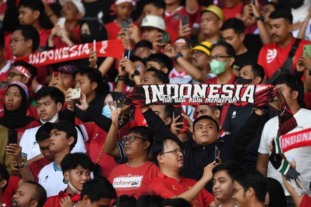 Suporter Timnas Indonesia memberikan dukungannya saat pertandingan leg 1 babak Semi Final Piala AFF 2022 melawan Vietnam di Stadion Utama gelora Bung Karno (SUGBK), Jakarta, Jumat (6/1/2023). Foto: Akbar Nugroho Gumay/ANTARA FOTO