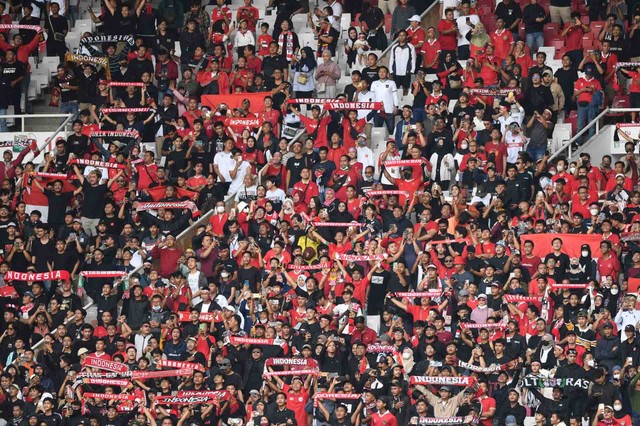 Suporter Timnas Indonesia memberikan dukungannya saat pertandingan leg 1 babak Semi Final Piala AFF 2022 melawan Vietnam di Stadion Utama gelora Bung Karno (SUGBK), Jakarta, Jumat (6/1/2023). Foto: Akbar Nugroho Gumay/ANTARA FOTO