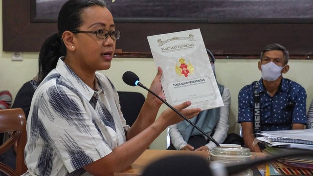 GKR Mangkubumi menunjukkan serat kekancingan tanah kasultanan. Foto: Keraton Yogyakarta