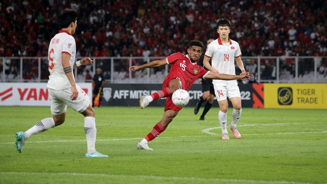 Pemain Timnas Indonesia Ricky Richardo Kambuaya menendang bola saat melawan Timnas Vietnam dalam pertandingan Semi final Piala AFF 2022 Leg ke - 1 di Stadion Utama gelora Bung Karno (SUGBK), Jakarta, Jumat (6/1/2023). Foto: Aditia Noviansyah/kumparan