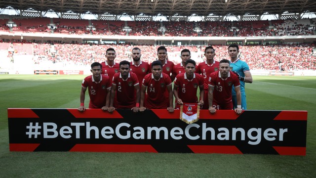 Pemain Timnas Indonesia melawan Timnas Vietnam dalam pertandingan Semi final Piala AFF 2022 Leg ke - 1 di Stadion Utama gelora Bung Karno (SUGBK), Jakarta, Jumat (6/1/2023). Foto: Aditia Noviansyah/kumparan
