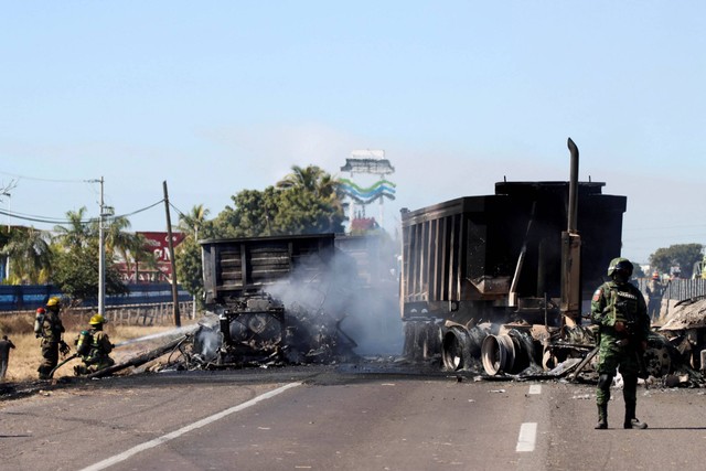 Puing-puing bus dan truk yang terbakar, dibakar oleh anggota geng narkoba, setelah penahanan pemimpin geng narkoba Meksiko Ovidio Guzman, putra El Chapo, di Culiacan, Meksiko, Kamis (5/1/2023). Foto: Stringer/REUTERS