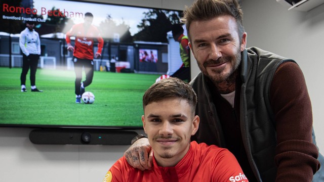 Romeo Beckham (kiri) bersama sang ayah, David Beckham. Foto: Brentford FC