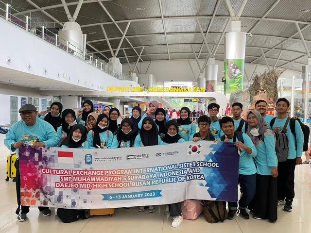 Siswa SMP Muhammadiyah 5 Surabaya yang berangkat ke Korea Selatan untuk pertukaran pelajar.