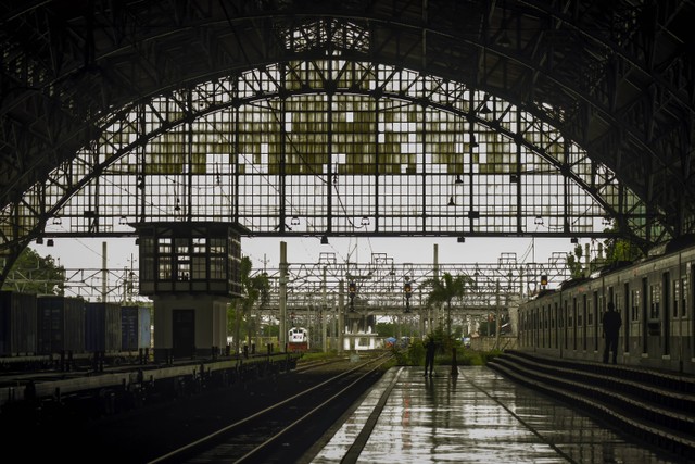 Ilustrasi Stasiun dekat Mall Cijantung. Foto: Unsplash/Febrian Adi.