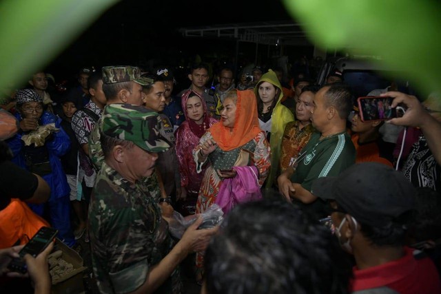 Plt. Wali Kota Semarang, Hevearita Gunaryanti Rahayu, Jumat (6/1) petang meninjau lokasi banjir di Perumahan Dinar Indah, Meteseh, Kecamatan Tembalang. Foto: Dok. Pemkot Semarang