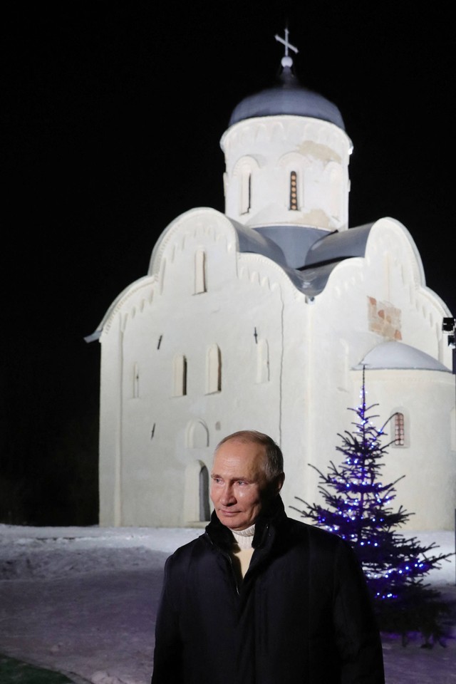 Presiden Rusia Vladimir Putin meninggalkan misa Natal Ortodoks di Gereja Saint Nikolai di Pulau Lipno di delta Sungai Msta, Veliky Novgorod, (7/12/2021). Foto: Mikhail Klimentyev/SPUTNIK/AFP