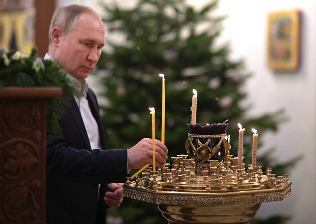Presiden Rusia Vladimir Putin menghadiri misa Natal Ortodoks di sebuah gereja di kediaman negara Novo-Ogaryovo, Moskow, (7/12/2022). Foto: Alexey Nikolsky/SPUTNIK/AFP