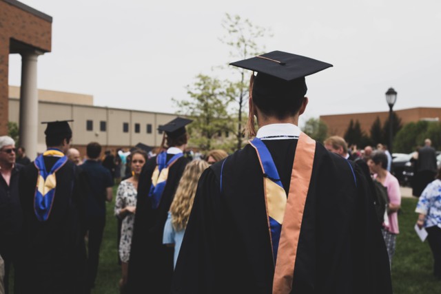 Ilustrasi Ucapan Congratulation Wisuda Terbaik. Foto: Unsplash/charlesdeloye.