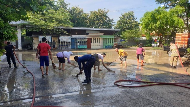 Dinas Pekerjaan Umum Kota Semarang bersama warga mulai membersihkan lumpur sisa banjir di permukiman warga, Sabtu (7/1). Foto: Dok. Pemkot Semarang