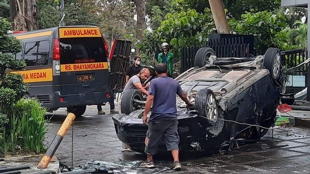 Kondisi mobil Honda Jazz yang menabrak pembatas jalan dan pagar di Tiara Convention Center. Foto: Dok. Istimewa