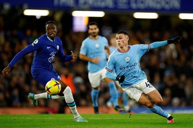 Pemain Chelsea Denis Zakaria berusaha menghadang pemain Manchester City Phil Foden pada pertandingan lanjutan Liga Inggris di Stamford Bridge, London, Inggris. Foto: John Sibley/REUTERS