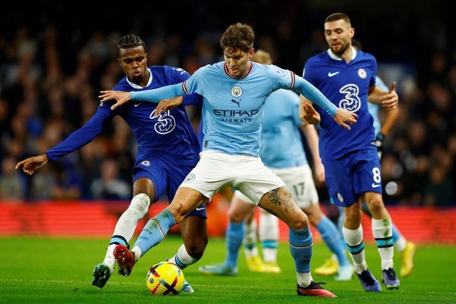 Pemain Chelsea Carney Chukwuemeka berebut bola dengan pemain Manchester City John Stones pada pertandingan lanjutan Liga Inggris di Stamford Bridge, London, Inggris. Foto: John Sibley/REUTERS