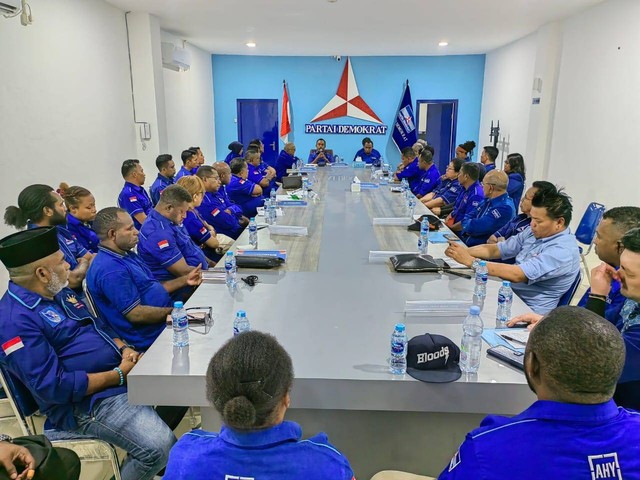 Rapat kerja DPD dan DPC partai Demokrat Papua Barat di Sekretariat Demokrat Papua Barat di Jl.Basuki Rahmat Kota Sorong Papua Barat Daya. Foto Wim/BalleoNEWS