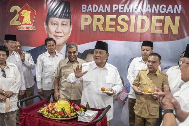 Ketua Umum Partai Gerindra Prabowo Subianto didampingi Sekjen Partai Gerindra Ahmad Muzani, Ketua Harian DPP Partai Gerindra Sufmi Dasco Ahmad dan jajaran pengurus Partai Gerindra memotong tumpeng saat meresmikan Kantor Badan Pemenangan Presiden. Foto: Muhammad Adimaja/Antara Foto