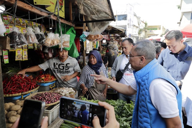 Menteri Perdagangan Zulkifli Hasan meninjau harga bahan pokok ke Pasar Pasir Gintung, Bandar Lampung pada Sabtu (7/1/2023).  Foto: Dok. Kemendag